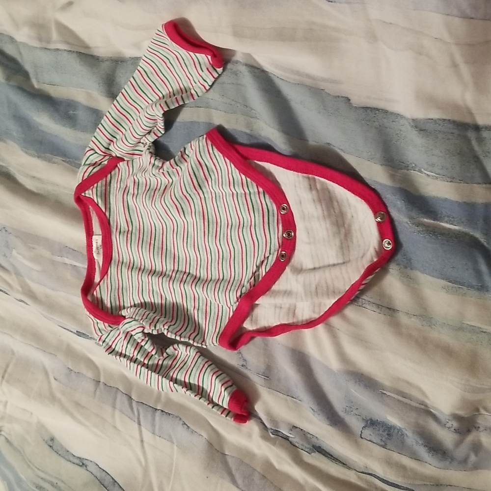 5/25 long sleeve onsie size 3- 6m